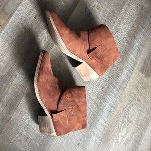 Forever 21 Sz 7 NWOT bootie cowboy suede-ish